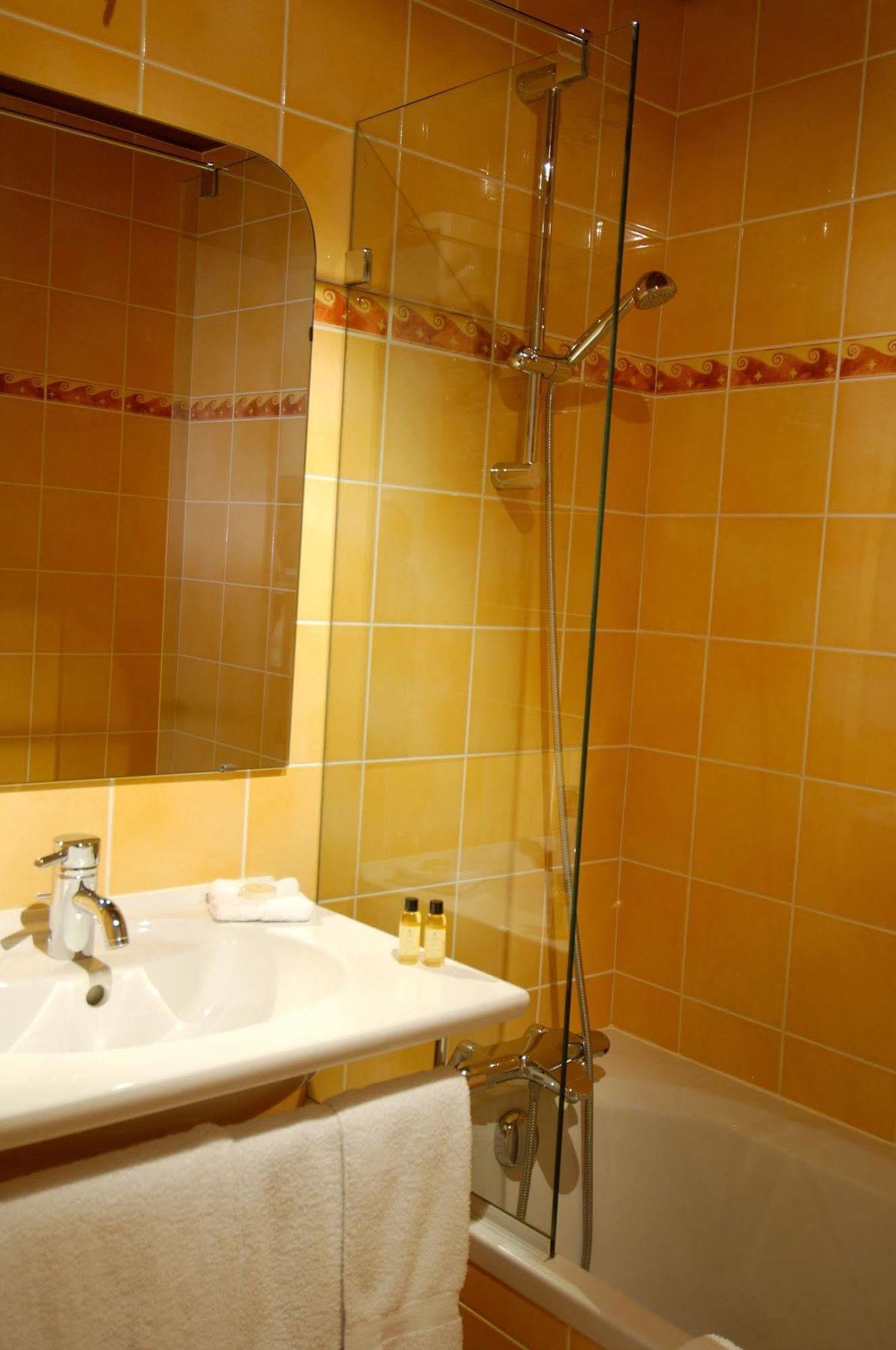 דול Hotel De La Cloche מראה חיצוני תמונה