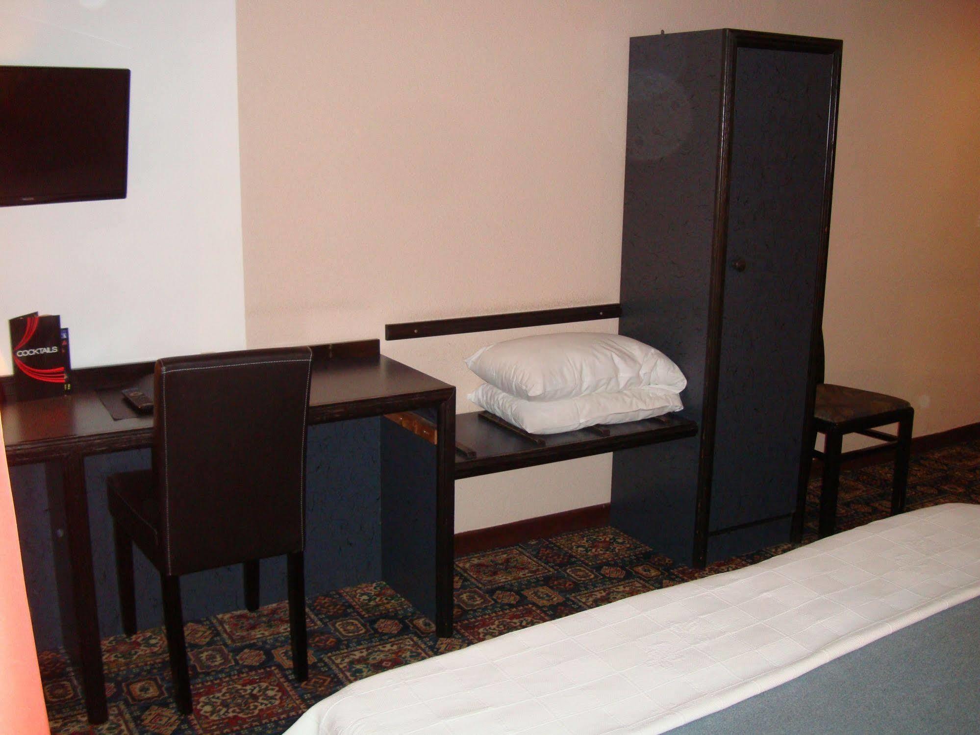 דול Hotel De La Cloche מראה חיצוני תמונה