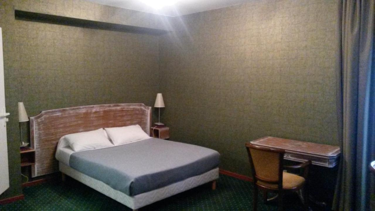 דול Hotel De La Cloche מראה חיצוני תמונה